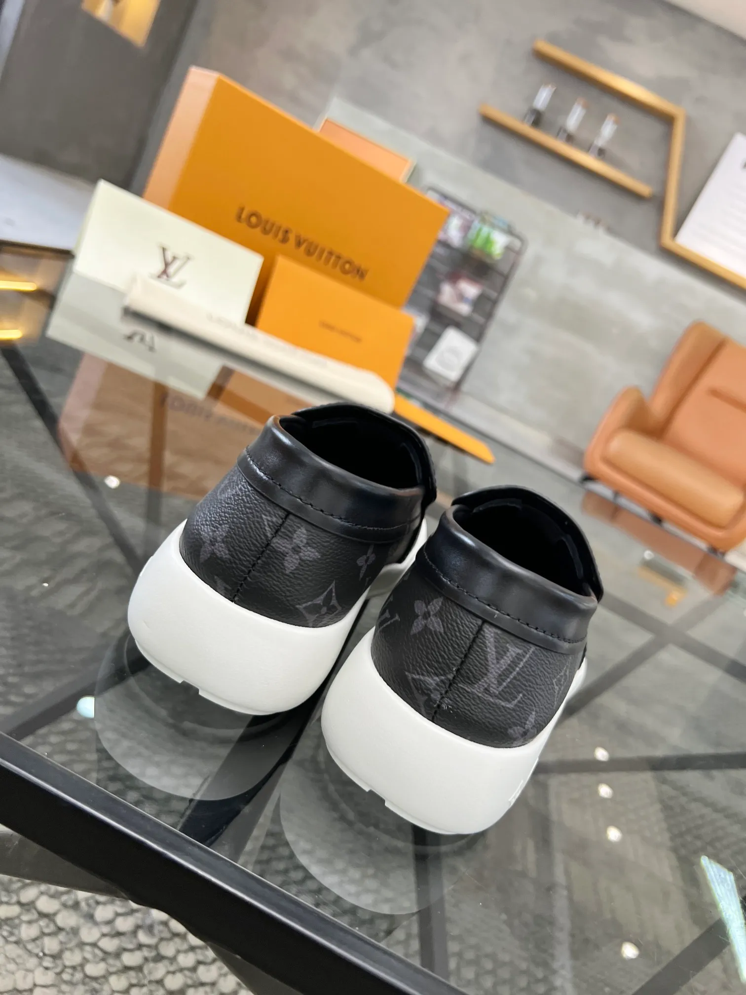 Factory price: 520💰 LV🔍Top purchasing agent🇮🇹 Road The most popular sneakers are available at the same time in the super popular sports shoe counters. The uppers are made of Italian original imported cowhide fabric. The classic and generous layout is a must-have for fashionistas. The complex craftsmanship is perfectly reproduced. The imported soft water-dyed cowhide lining is padded. The soles are: original soles specially provided by the factory. The exclusive foamed molded soles are super comfortable. The original factory follows the order. 🔍🔍High quality. You can go in and out of the counter at will. Welcome to compare. Size 39-45 (38 can be ordered)